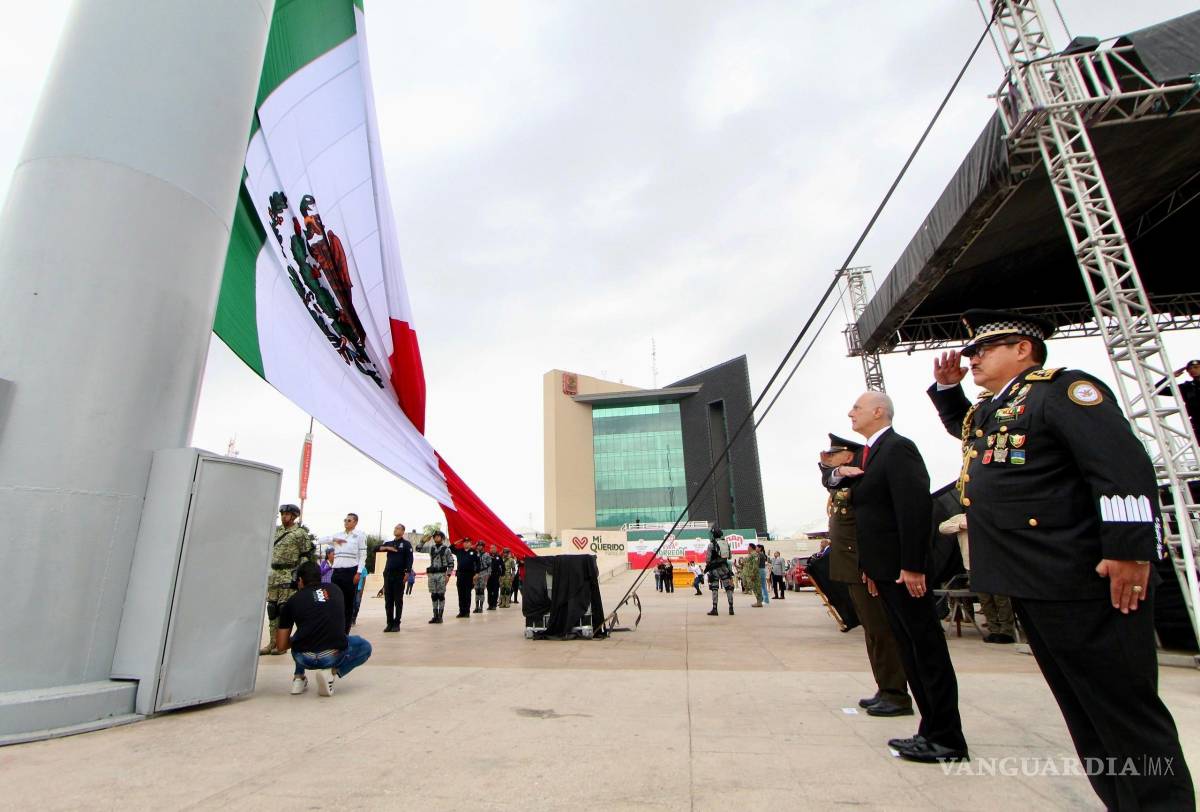 $!El evento incluyó 27 banderas, 85 vehículos, 25 caballos y 15 canes en la Plaza Mayor.