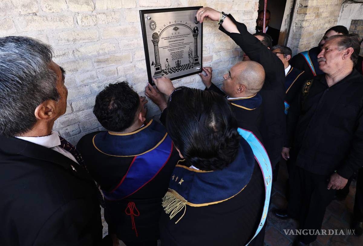 $!Autoridades de la Gran Logia Benito Juárez encabezaron la develación de la placa en el histórico templo masónico de Saltillo.