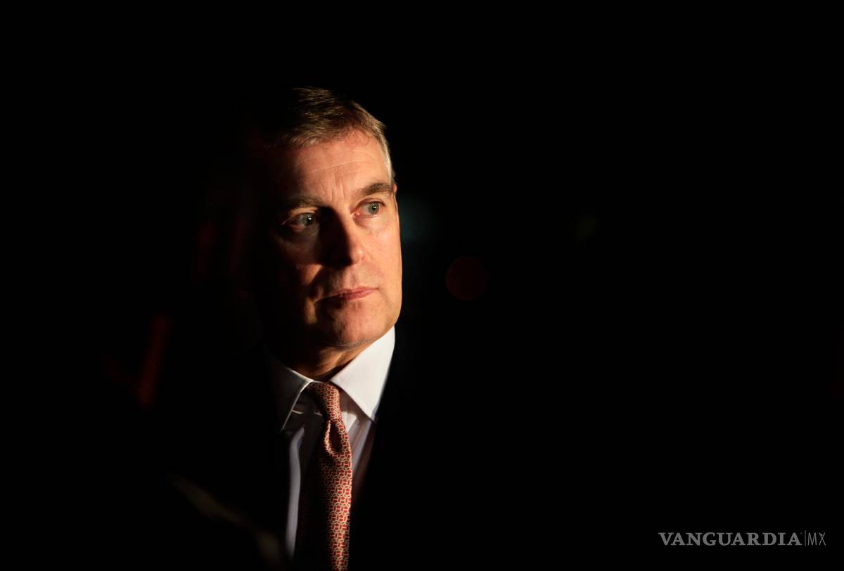 $!El príncipe Andrés de Gran Bretaña observa durante un evento en la residencia del embajador británico en Nueva Delhi, India, el 10 de marzo de 2010.