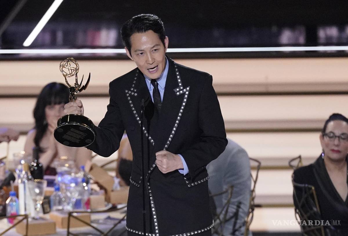 $!Lee Jung-jae accepts the Emmy for outstanding lead actor in a drama series for Squid Game at the 74th Primetime Emmy Awards on Monday, Sept. 12, 2022, at the Microsoft Theater in Los Angeles. (AP Photo/Mark Terrill)