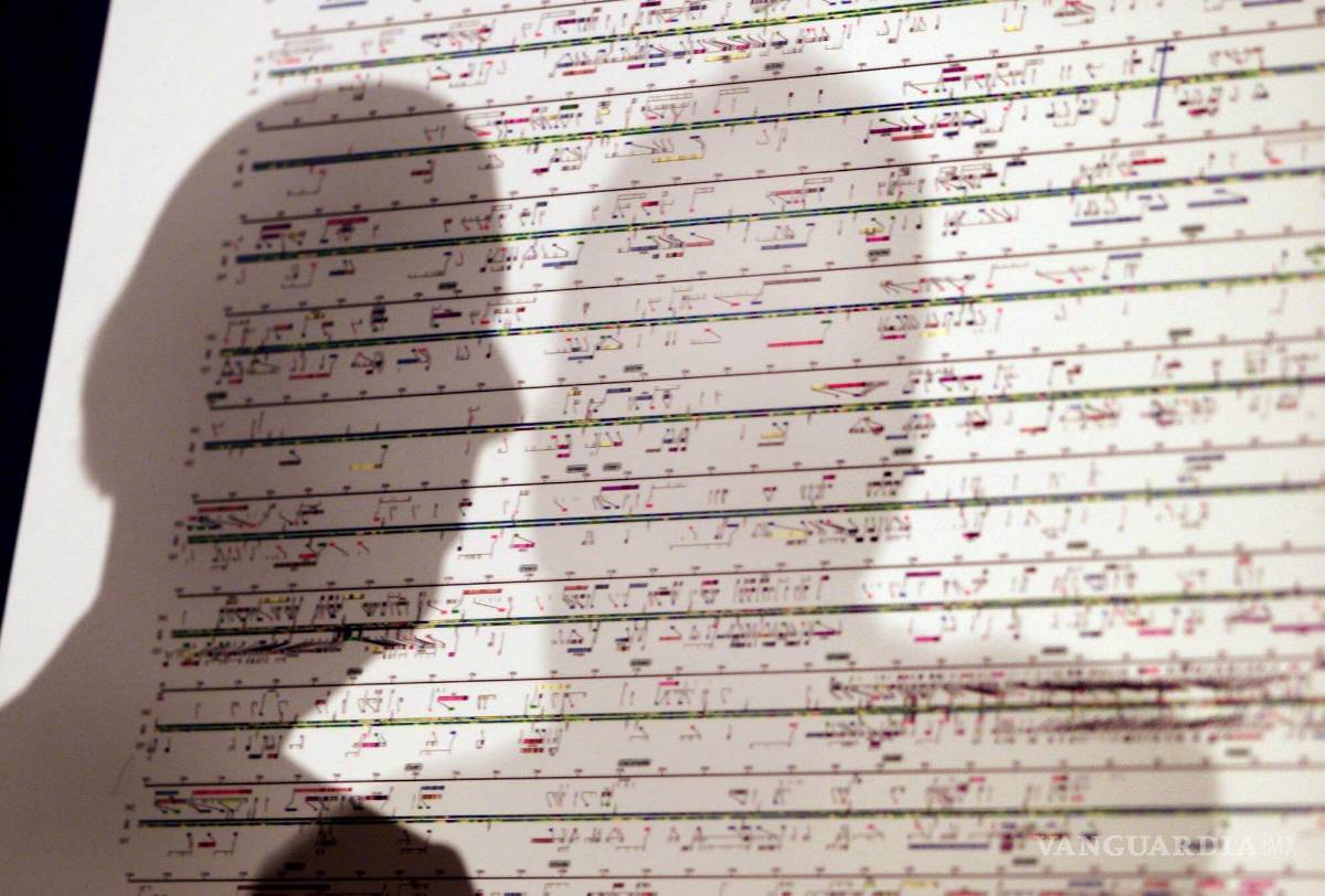 $!La sombra del presidente de Celera Genomics, J. Craig Venter, se proyecta sobre un mapa de genes humanos el 12 de febrero de 2001, en Washington.