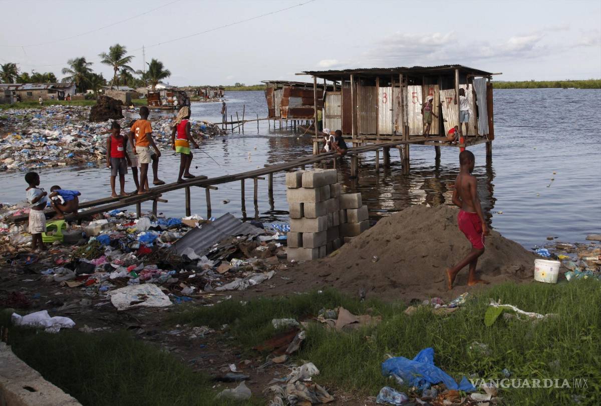 $!Niños utilizan el río Duo como retrete a las afueras de Monrovia, Liberia. EFE/Ahmed Jallanzo