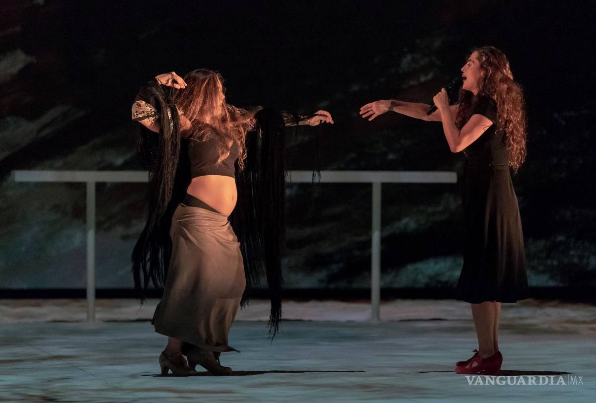 $!La bailaora Rocío Molina (i), embarazada de siete meses, durante el ensayo general del espectáculo “Grito Pelao”.