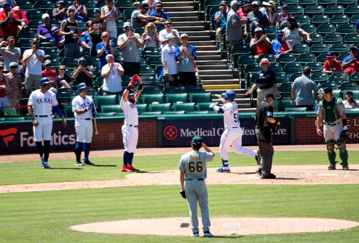 $!Rangers pega un par de 'vuelacercas' y le gana a los Atléticos