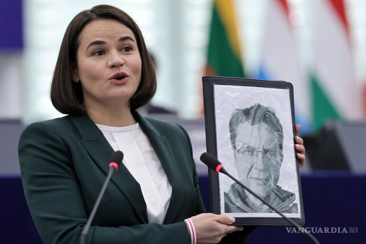 $!La líder de la oposición bielorrusa y activista política Svetlana Tikhanovskaya muestra una fotografía de Andrzej Poczobut en el Parlamento Europeo.