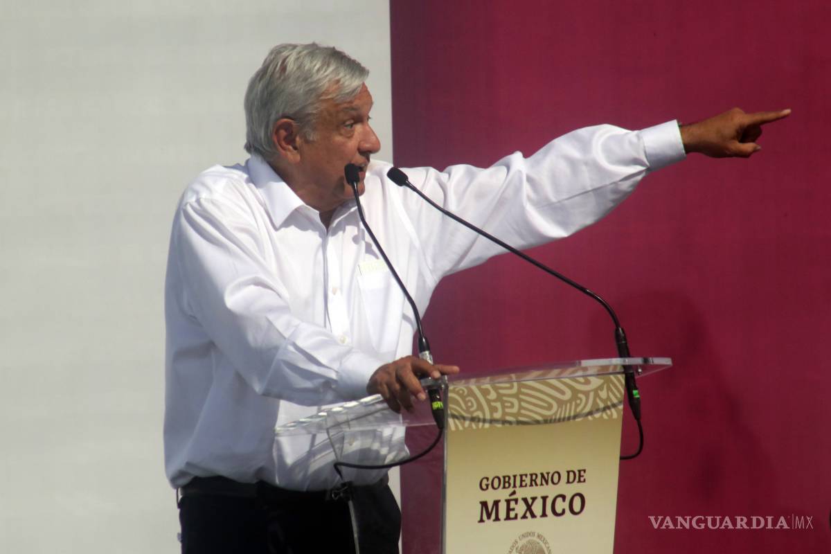 AMLO reconoce a enfermeras y les pide ayuda en el combate a la corrupción