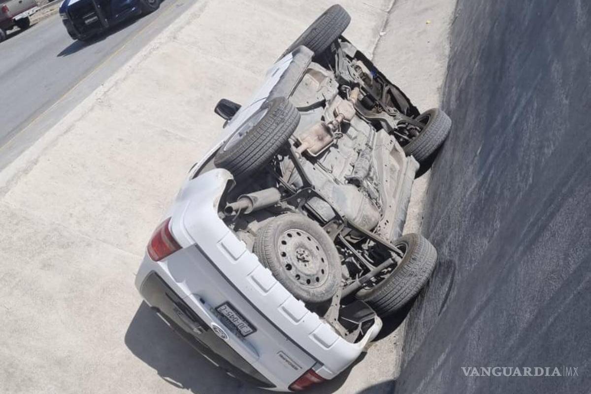 Saltillo: Le falla la dirección y cae auto a canal pluvial