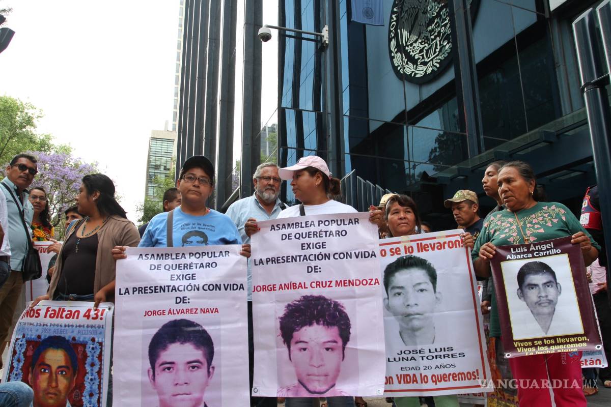 Padres de los 43 denuncian presunto espionaje de la PGR