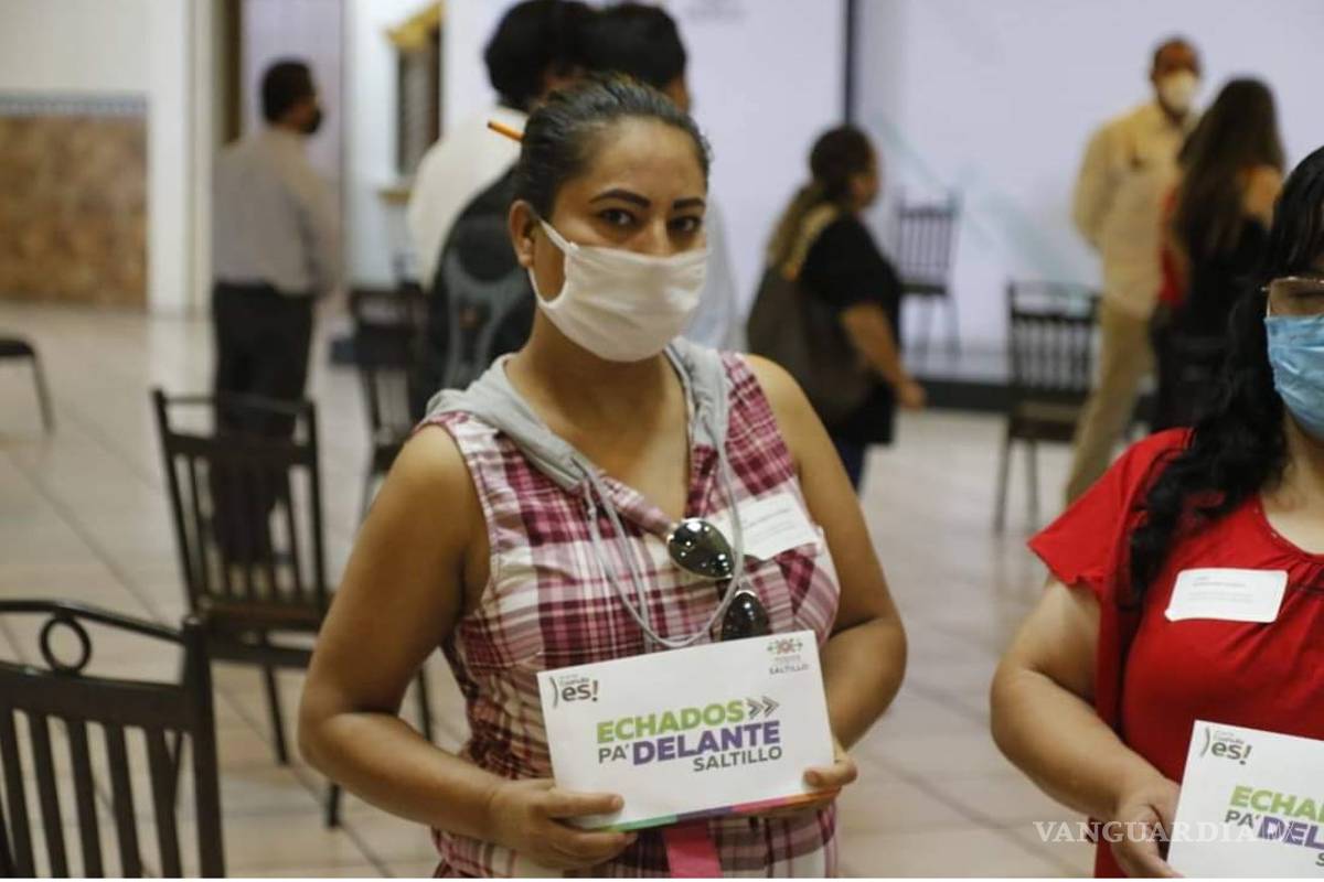 Entrega apoyos a alumnos de bachillerato