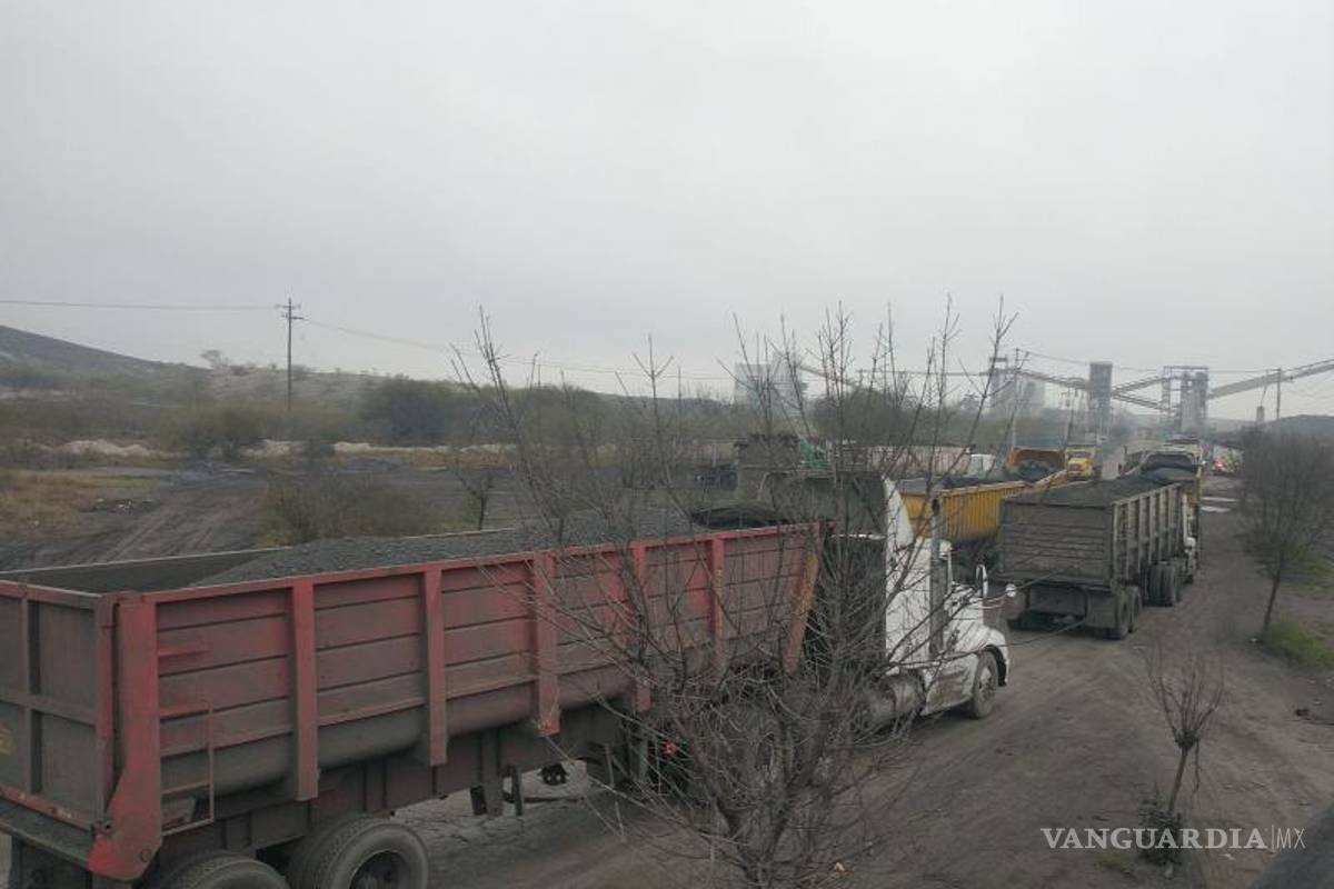 Denuncian que empresarios de Coahuila entregan tierra en lugar de carbón a la CFE