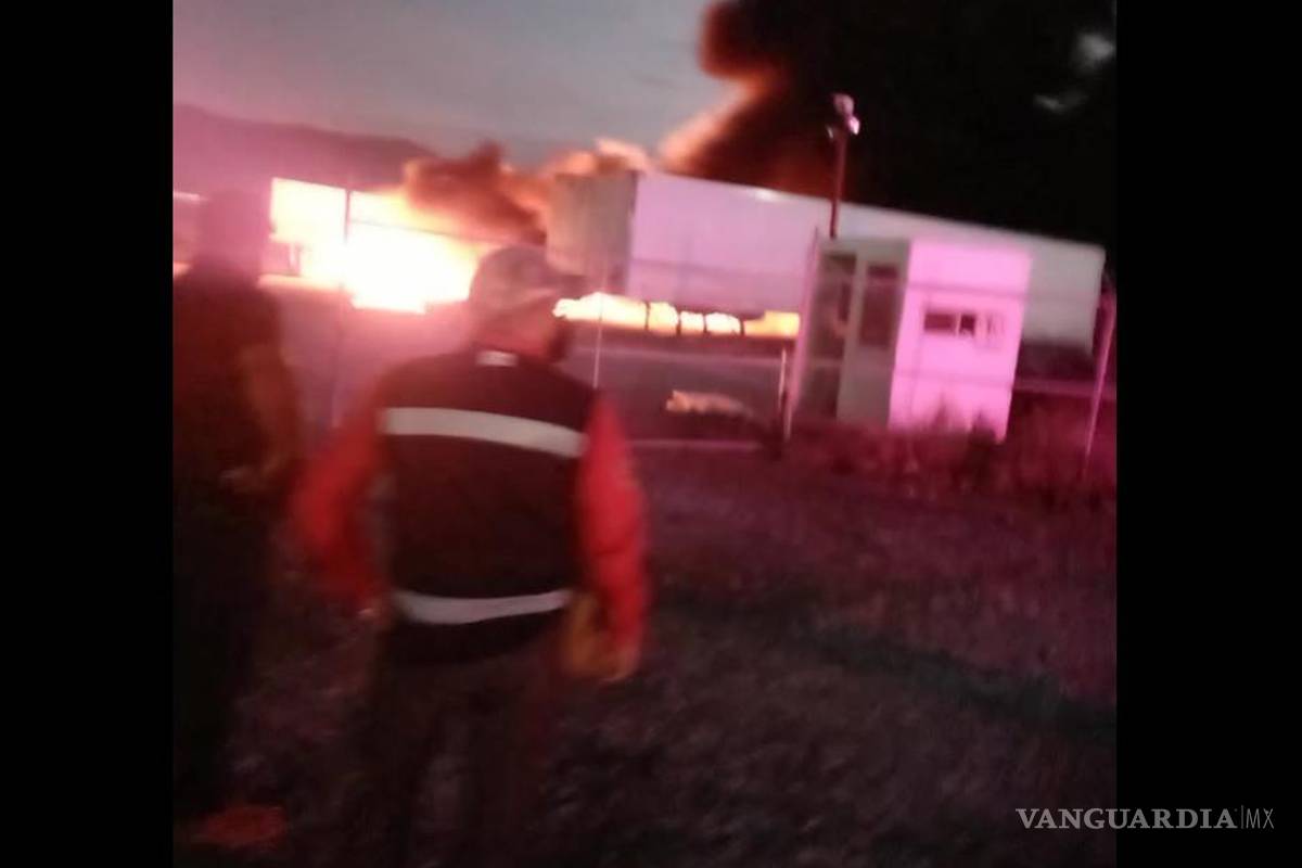 Fuerte incendio se registra en los patios de una compañía de transportes en el Libramiento OFT