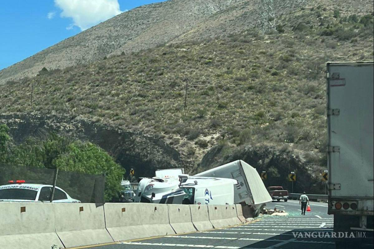 Tráiler se queda sin frenos; vuelca y cierra tramo Saltillo-Los Chorros