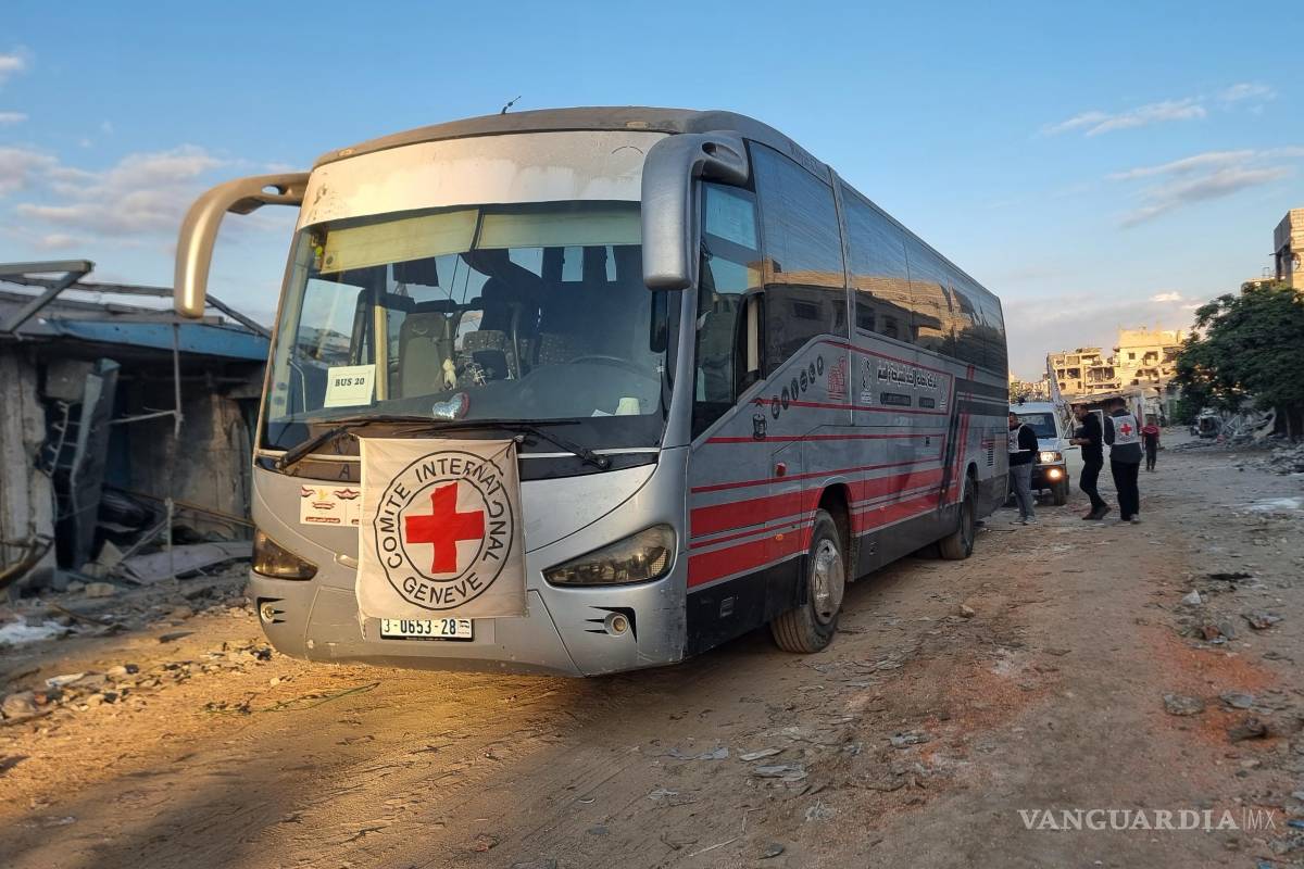 $!Vehículos y autobuses de Cruz Roja esperan en Jan Yunis, en el sur de la Franja de Gaza, antes de que Israel libere a prisioneros palestinos.