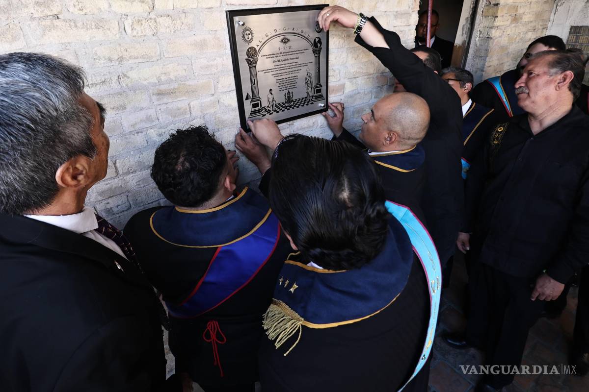 $!Autoridades de la Gran Logia Benito Juárez encabezaron la develación de la placa en el histórico templo masónico de Saltillo.