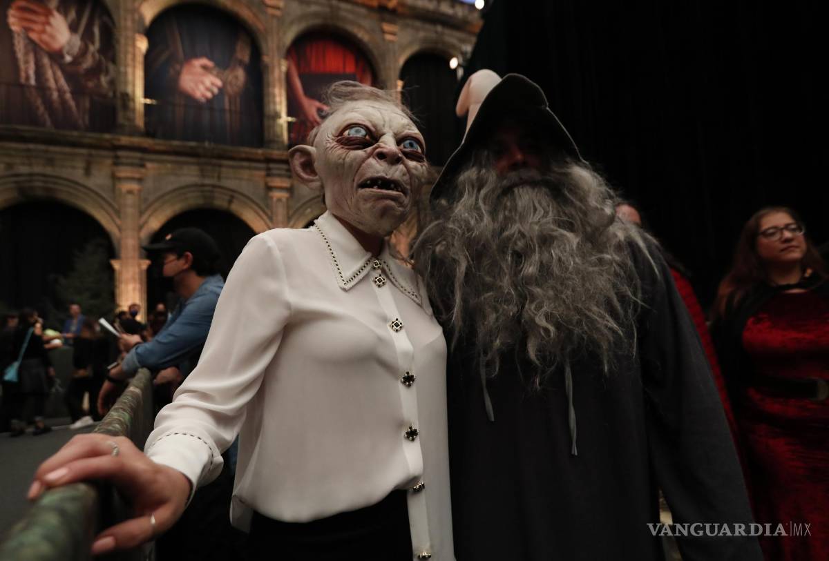$!Fanáticos con máscaras de personas de la saga del Señor de los Anillos posan en la alfombra roja de la premier de “Lord of the Rings: The Rings of Power” en CDMX.