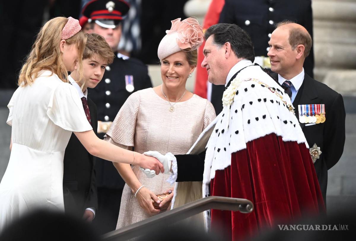 $!Lady Louisa Windsor (i), James, Vizconde Severn (2-i), Sophie, Condesa de Wessex (3-i) y Edward (d), Conde de Wessex en la Catedral de San Pablo en Londres.