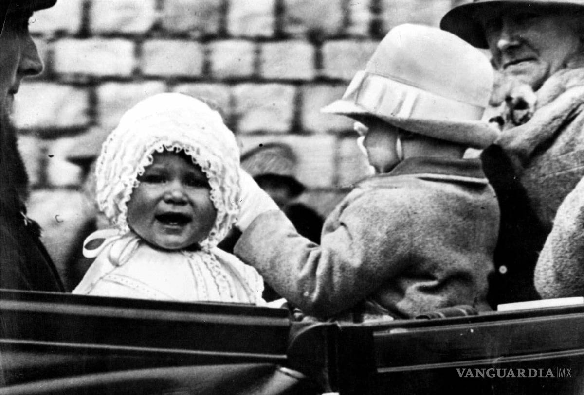 $!Imagen de 1927, la princesa Isabel (i) pasea por los terrenos del castillo de Windsor con su primo, el honorable Gerald Lascelles (d) en Windsor, Inglaterra.