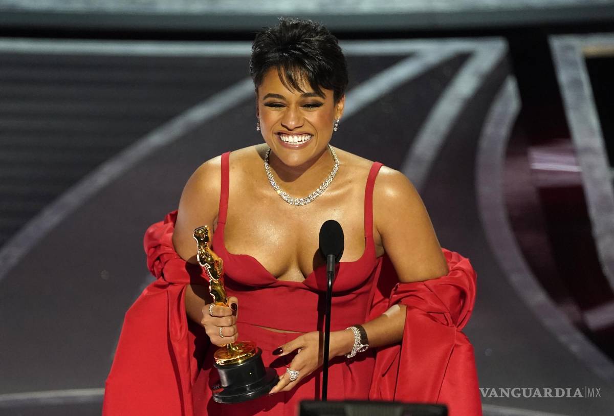 $!Ariana DeBose recibe el Oscar a la mejor actriz de reparto por West Side Story, haciendo historia para la comunidad afrolatina y queer.