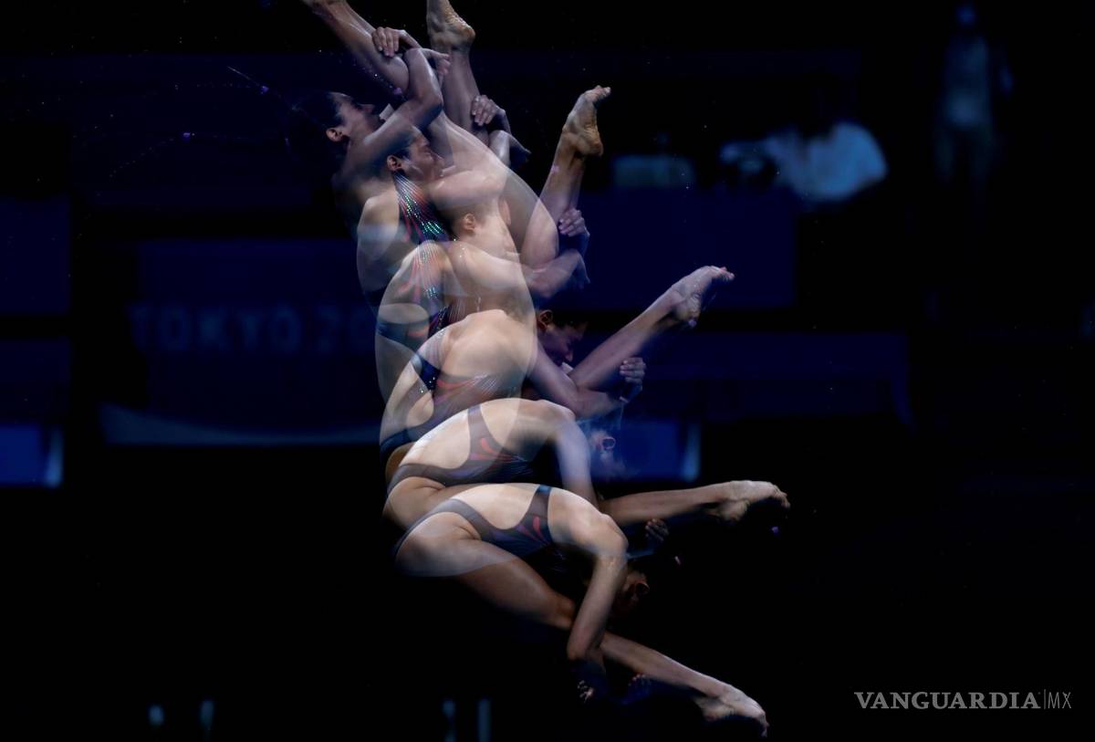 $!Fotografía de exposición múltiple muestra a Gabriela Agúndez García de México durante la final de plataforma 10m femenina de saltos por los Juegos Olímpicos 2020. EFE