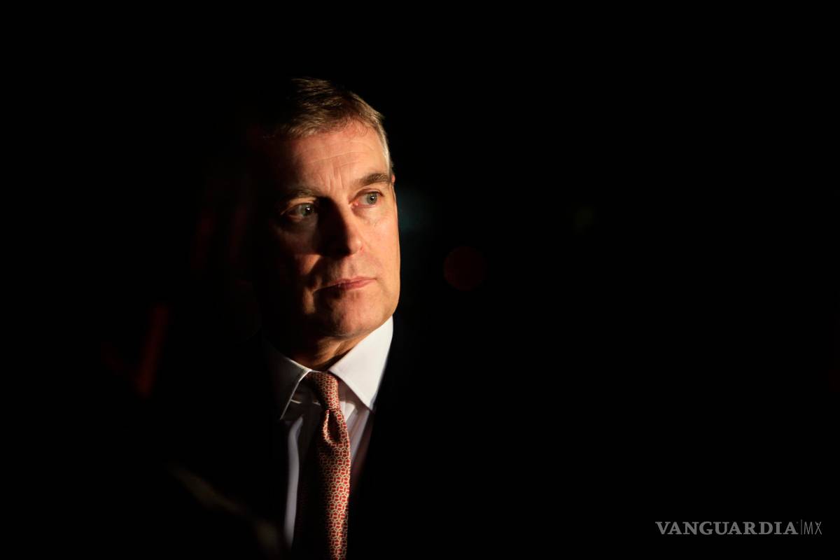 $!El príncipe Andrés de Gran Bretaña observa durante un evento en la residencia del embajador británico en Nueva Delhi, India, el 10 de marzo de 2010.