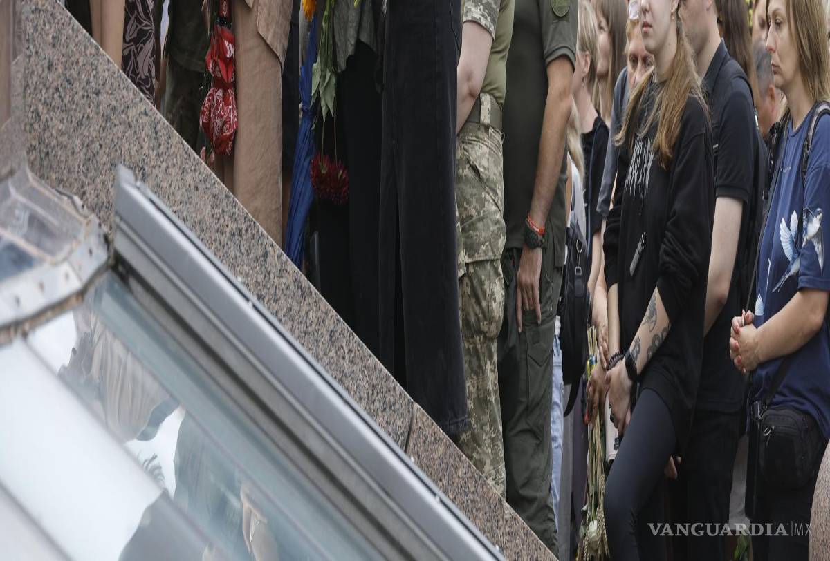 $!Familiares, amigos y compañeros asisten a una ceremonia de despedida para rendir el último homenaje a Oleksii Yukov en la plaza de la Independencia de Kiev.