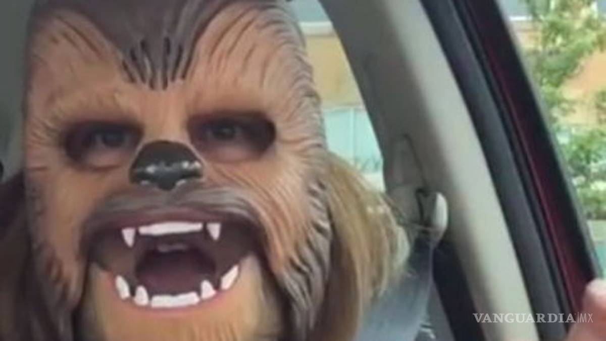 Mamá Chewbacca regresa y canta por las víctimas de Dallas