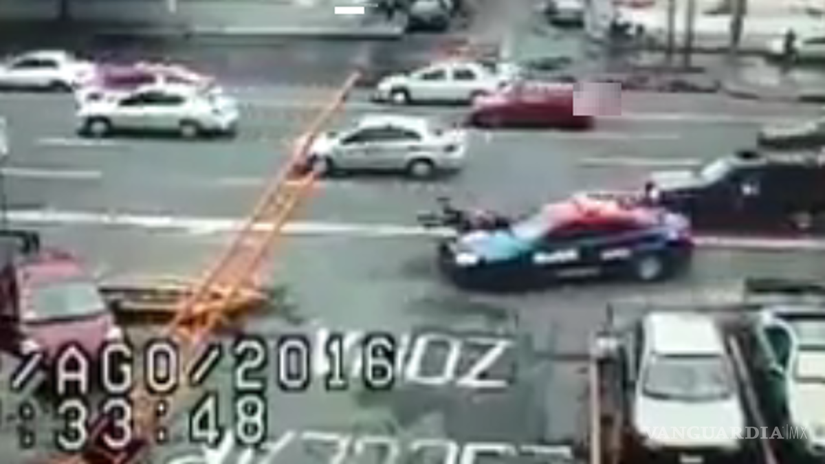 VIDEO: Patrulla arrolla a dos mujeres en Tlatelolco