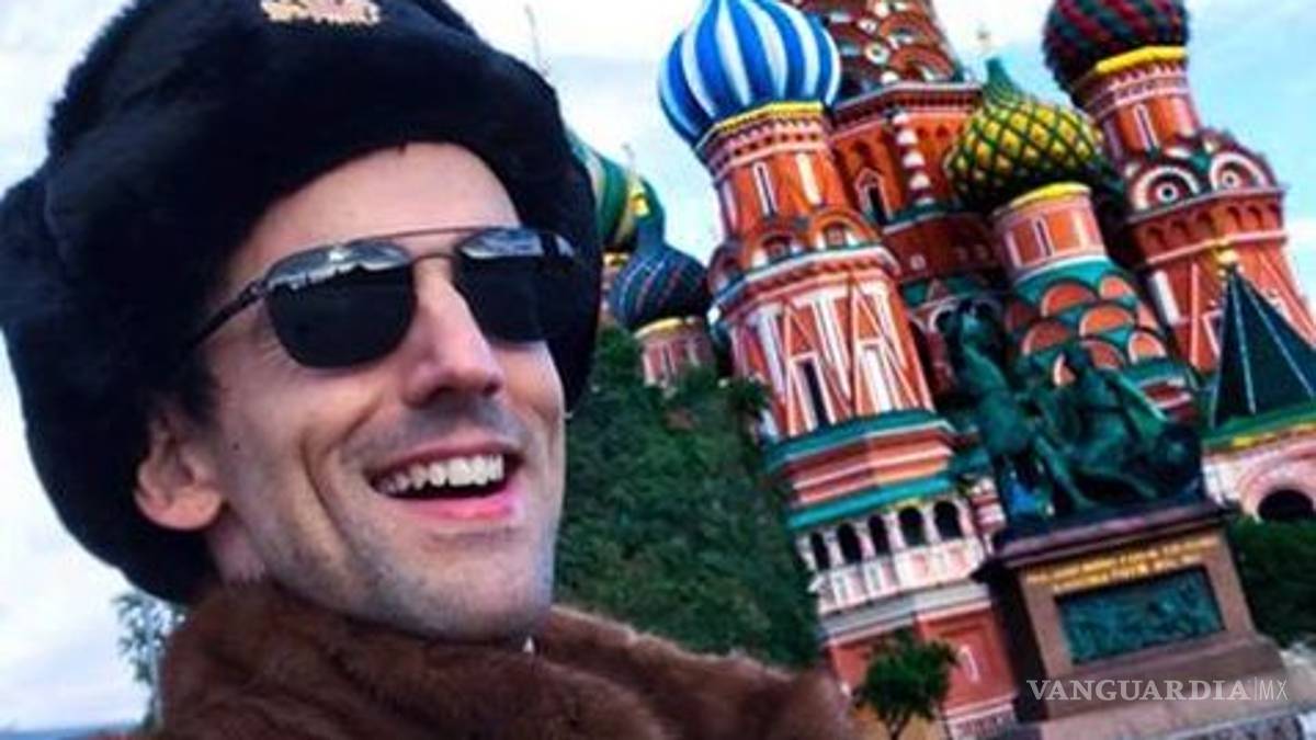 "Chava Iglesias" de "Club de Cuervos" regresa y se va de viaje a Rusia