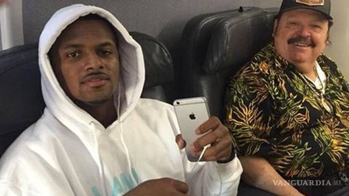 Ramón Ayala presume foto con Deshaun Watson