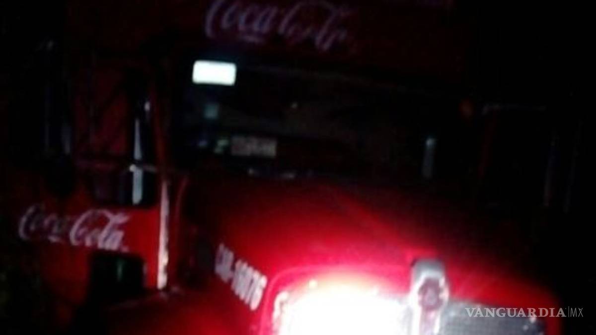 Roban camión de Coca Cola ¡con todo y repartidores!