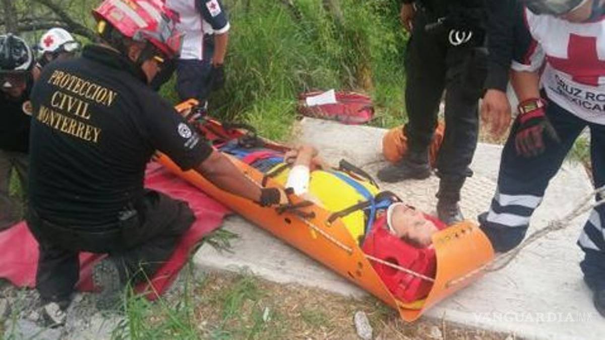 Discute con su esposa y se lanza de auto hacia un barranco en Monterrey