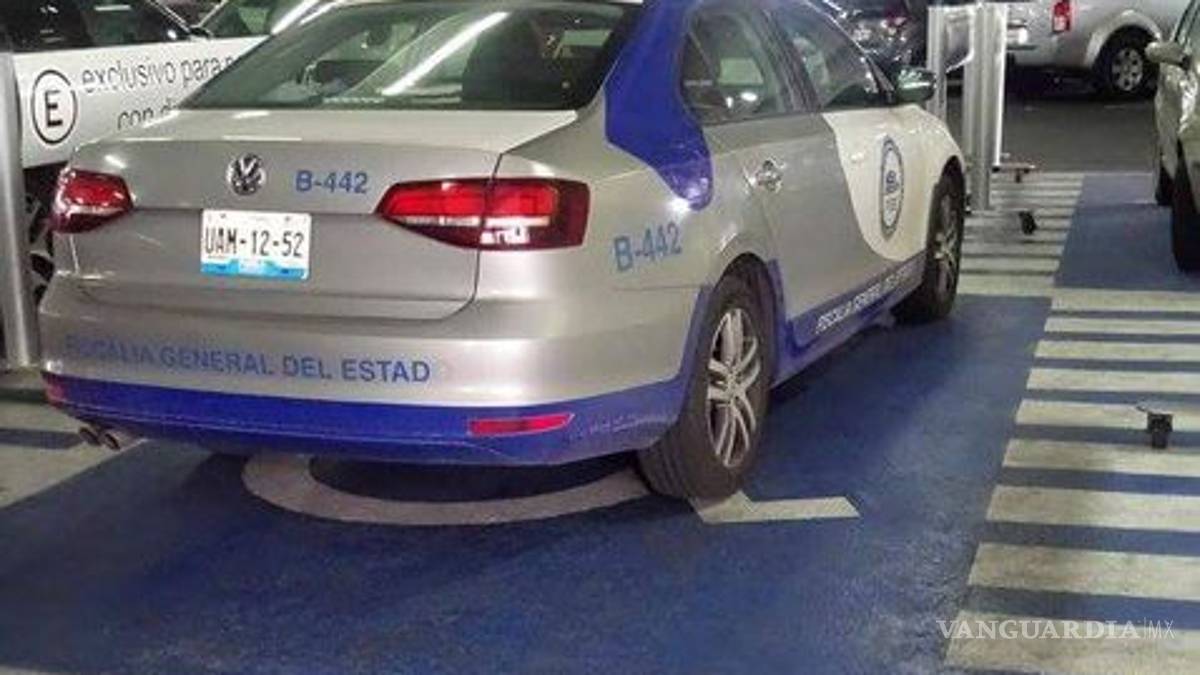 Estacionan carro de Fiscalía en sitio para discapacitados en Puebla
