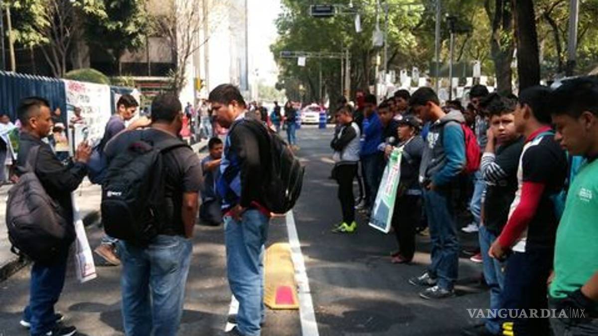 Familiares de los 43 normalistas protestan en la PGR