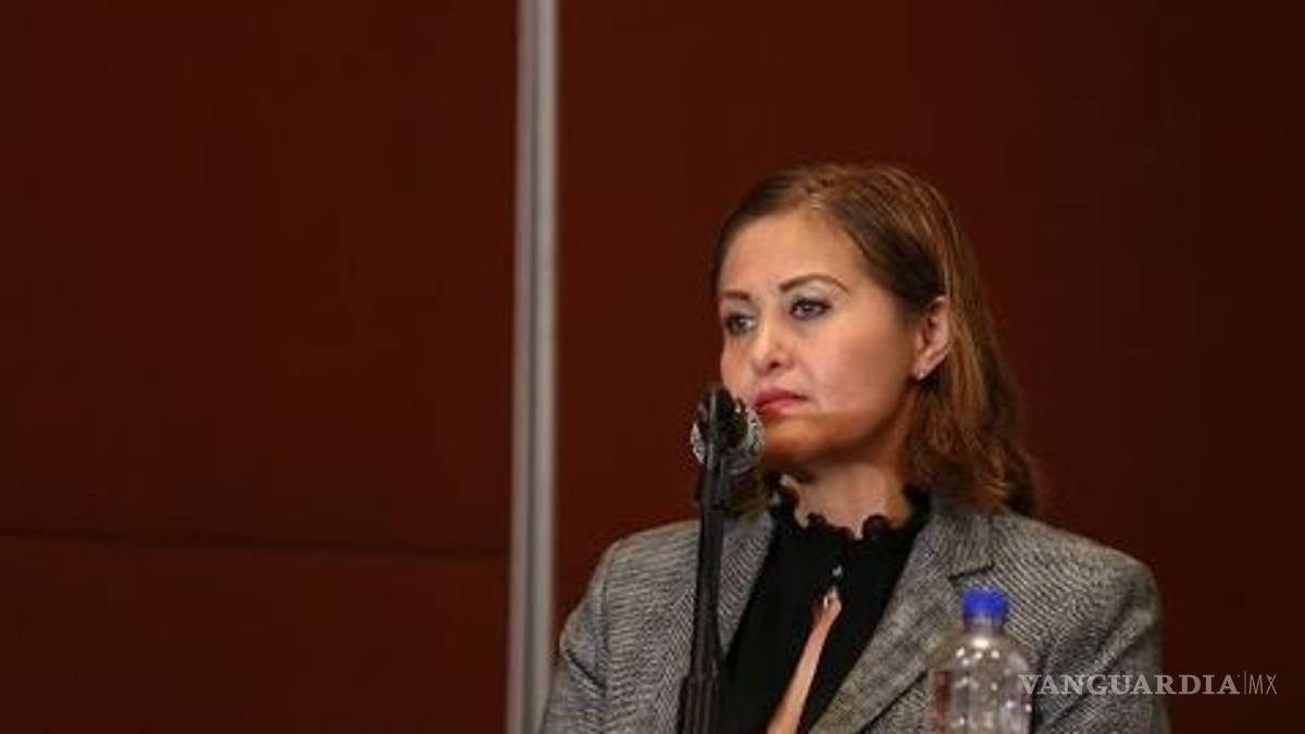 Eva Cadena pide renuncia de 3 servidores por publicar memes en su contra