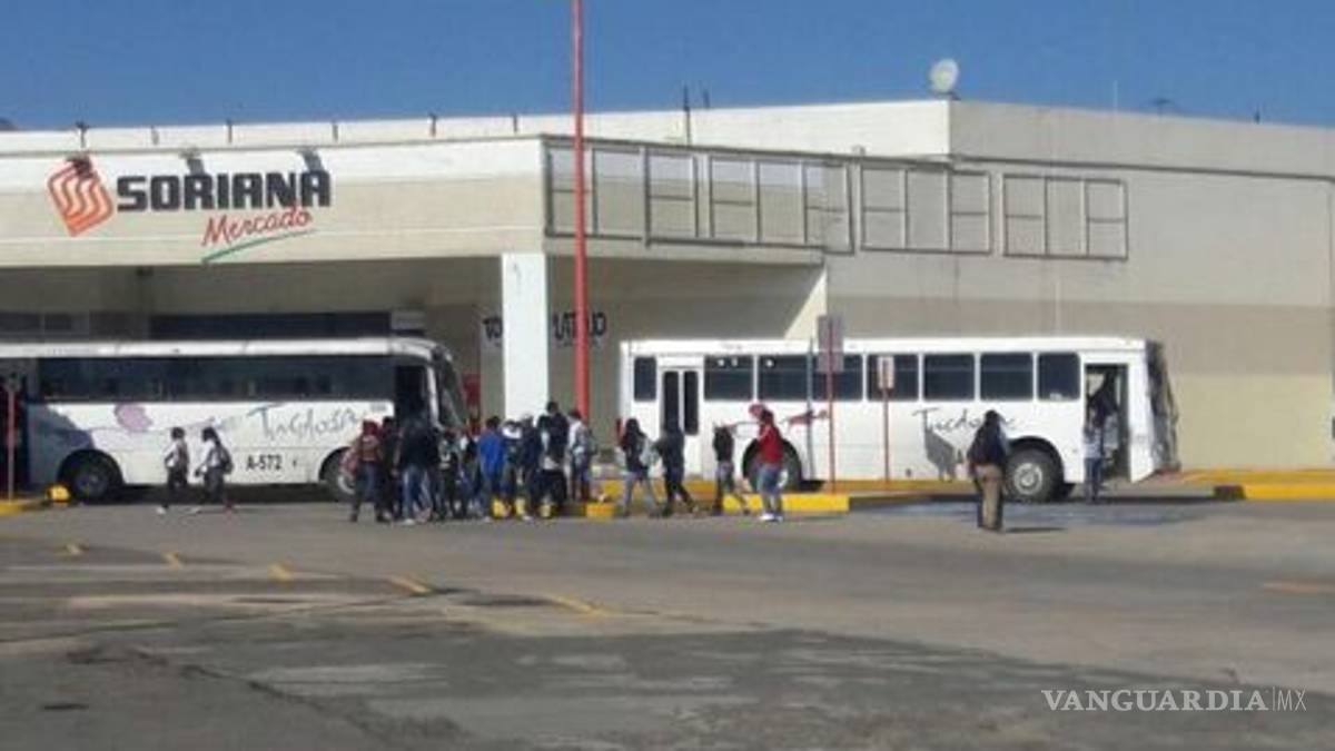 Normalistas toman casetas y cierran carreteras en Oaxaca