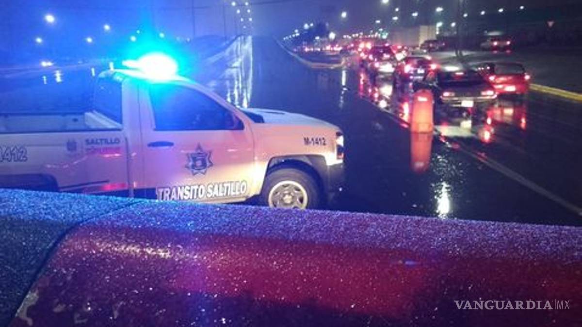 Granizo, hielo y agua nieve detienen tráfico en Saltillo