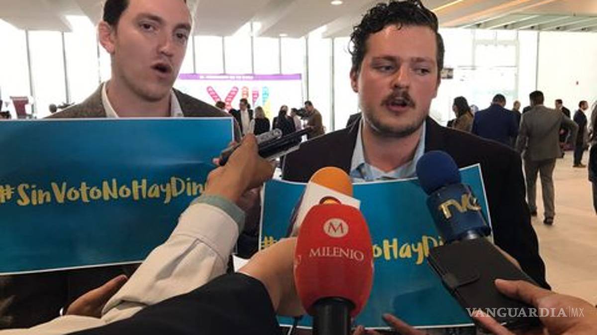 Integrantes de #SinVotoNoHayDinero entregan iniciativa al Congreso de Guanajuato