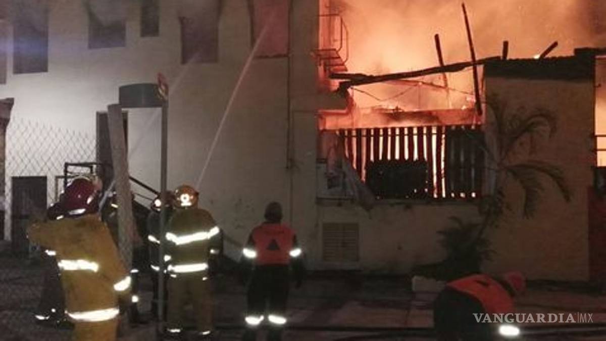 Incendio consume bares en Ixtapa Zihuatanejo
