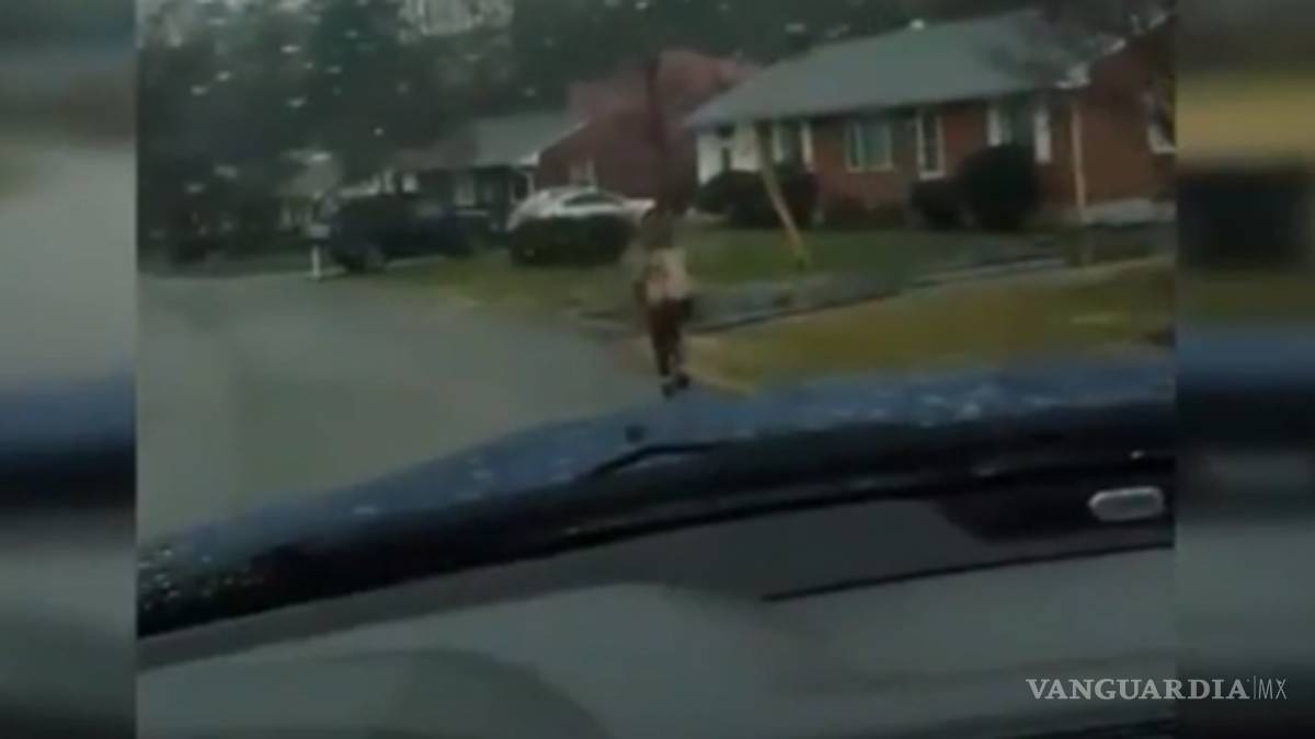 ¡Menor corre a la escuela bajo la lluvia! Es el castigo que su padre le dio por hacer bullying a compañeros