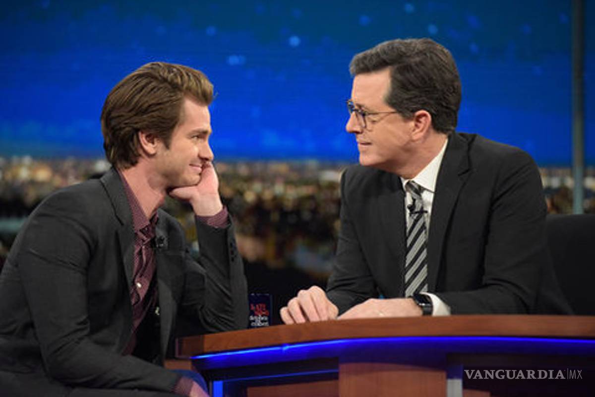 Andrew Garfield no para ¡Ahora besa a Stephen Colbert!