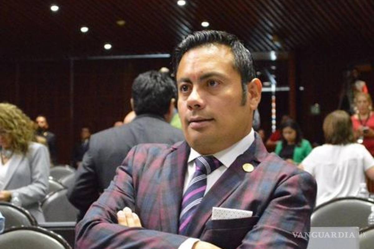 Comando asalta a diputado federal en Apatzingán