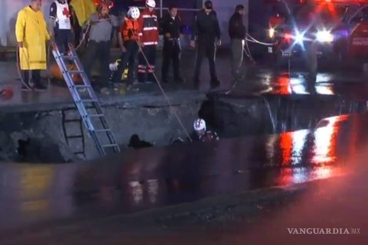 Muere mujer al caer en socavón en Monterrey