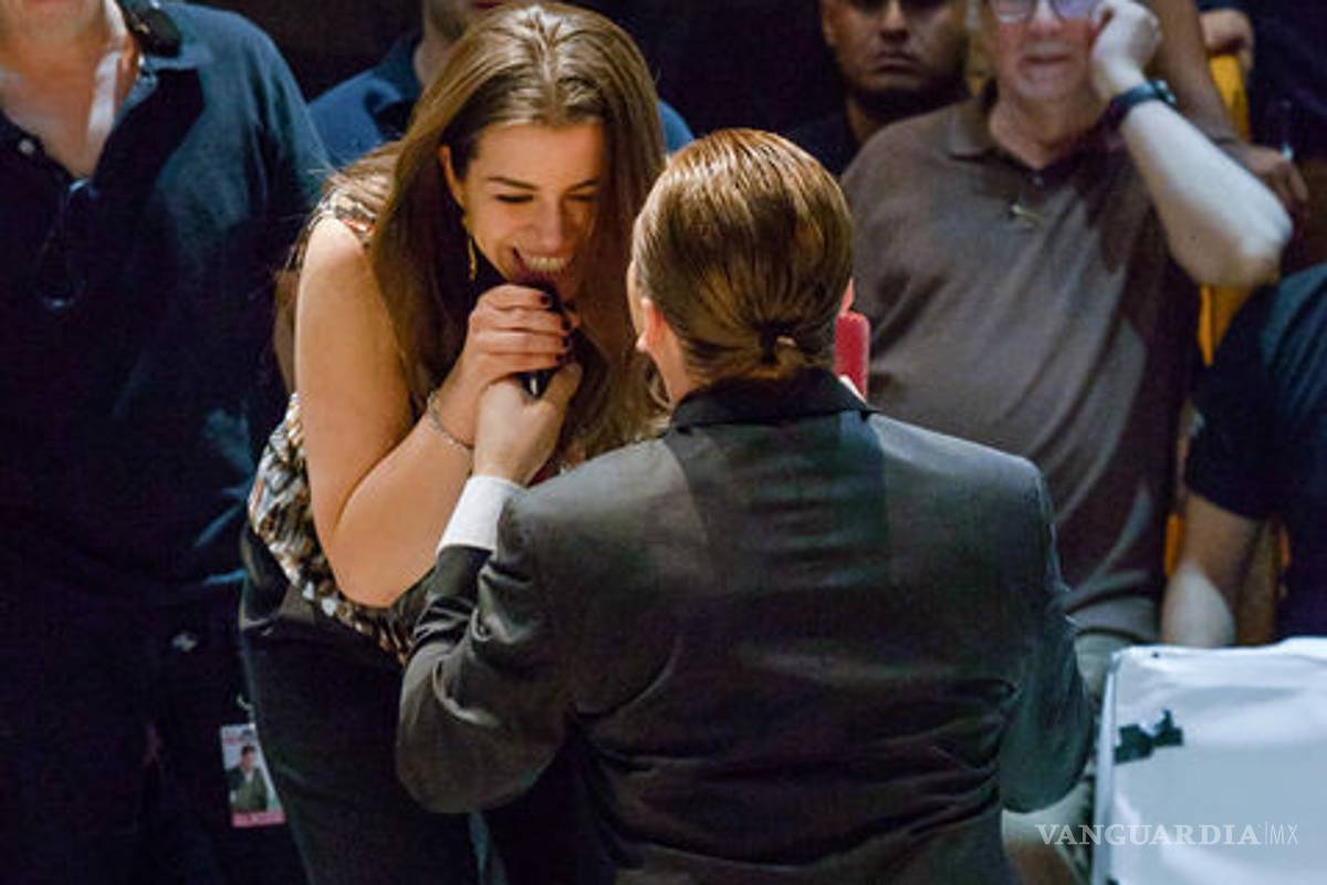 Cristian Castro le pidió matrimonio a su novia en concierto