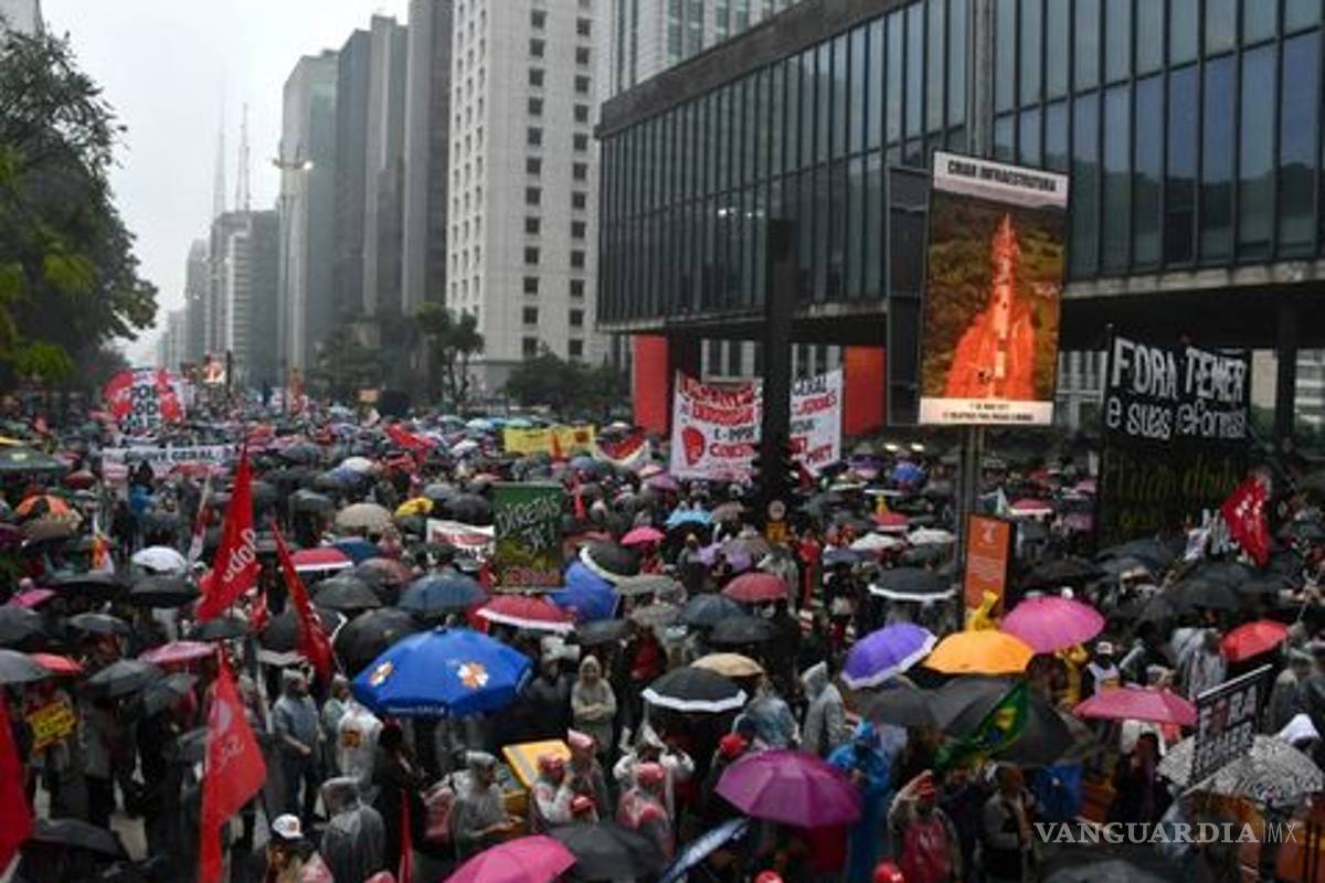Miles piden salida de Temer y elecciones en Brasil