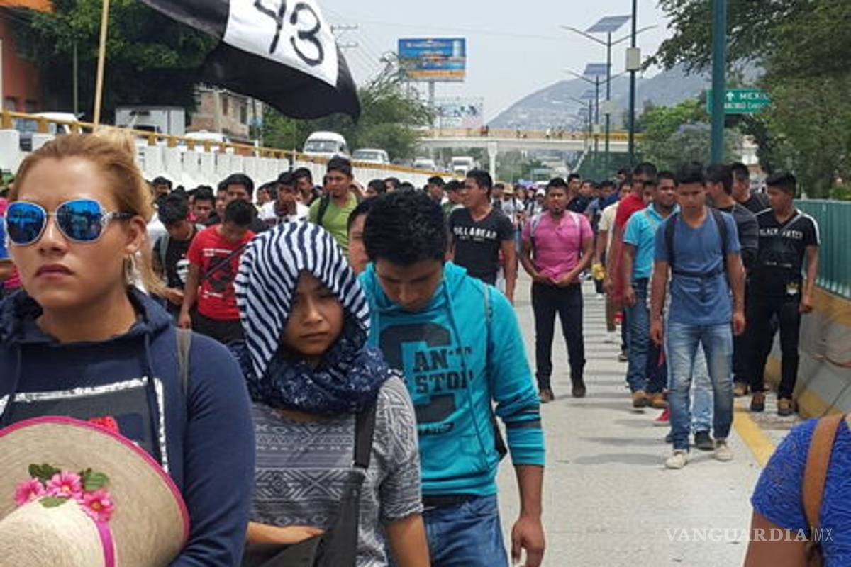Padres de los 43 marchan sobre la Autopista del Sol