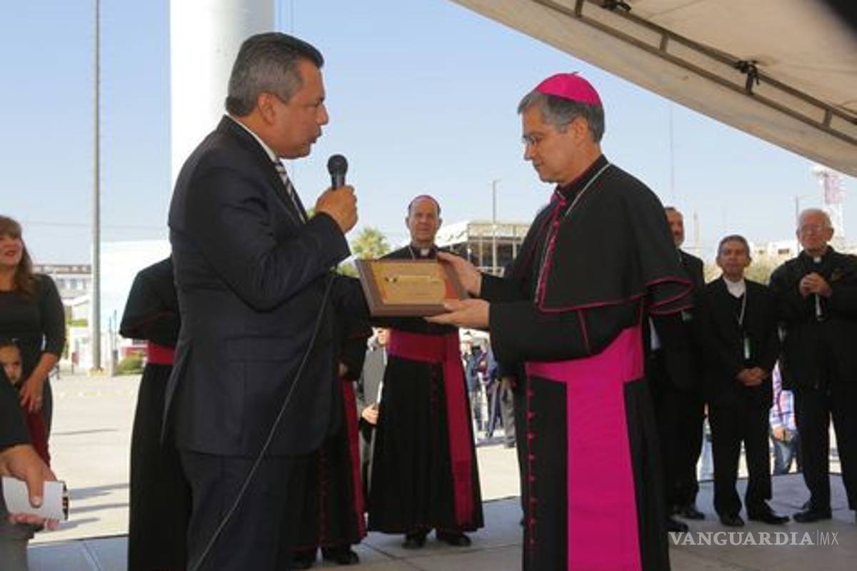 Alcalde de Torreón entrega llave de la ciudad a nuevo Obispo