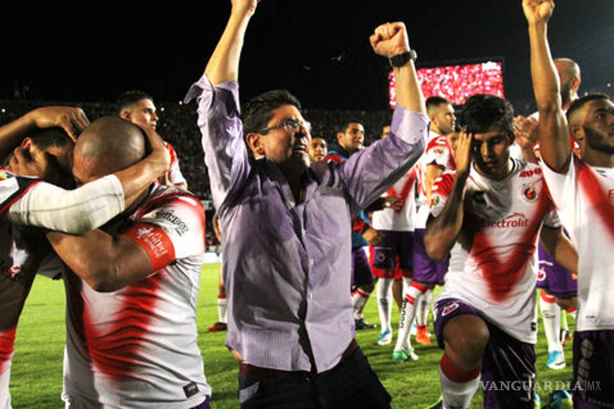 Fidel Kuri festeja y viola castigo de la FMF