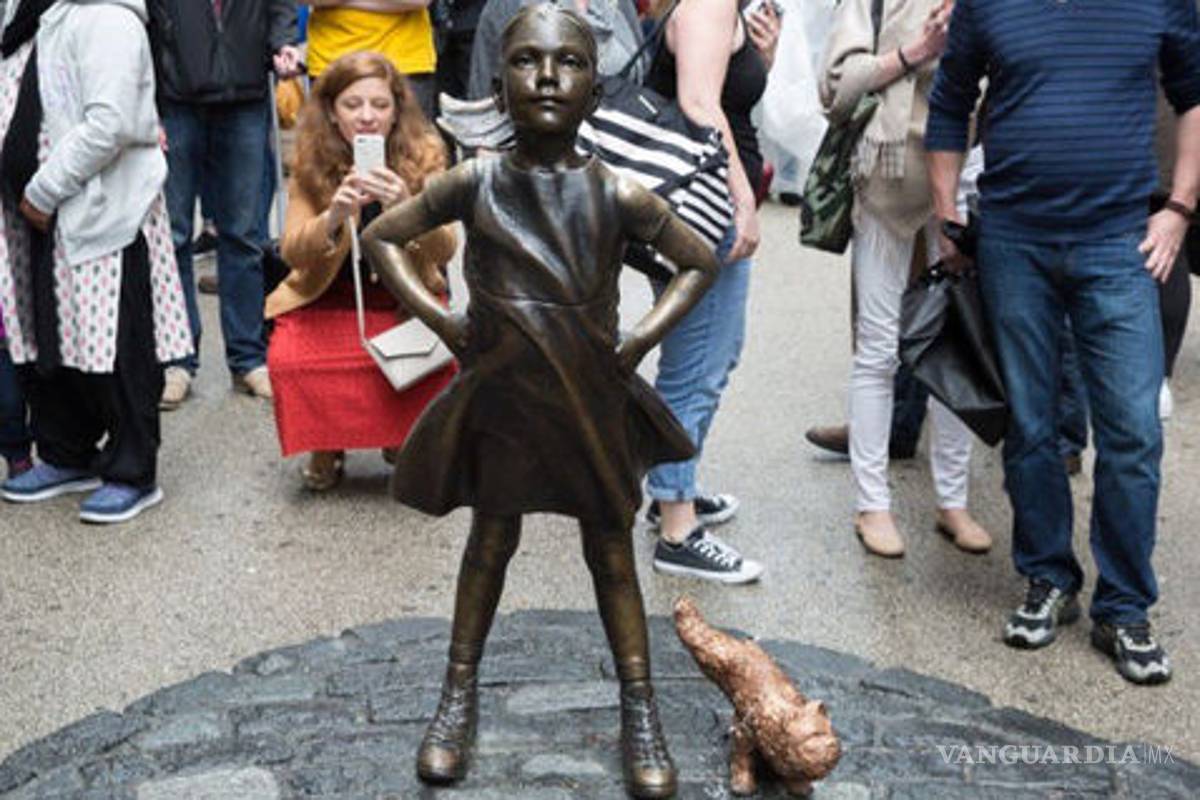 Colocan estatua de un perro orinando a la niña de bronce en NY