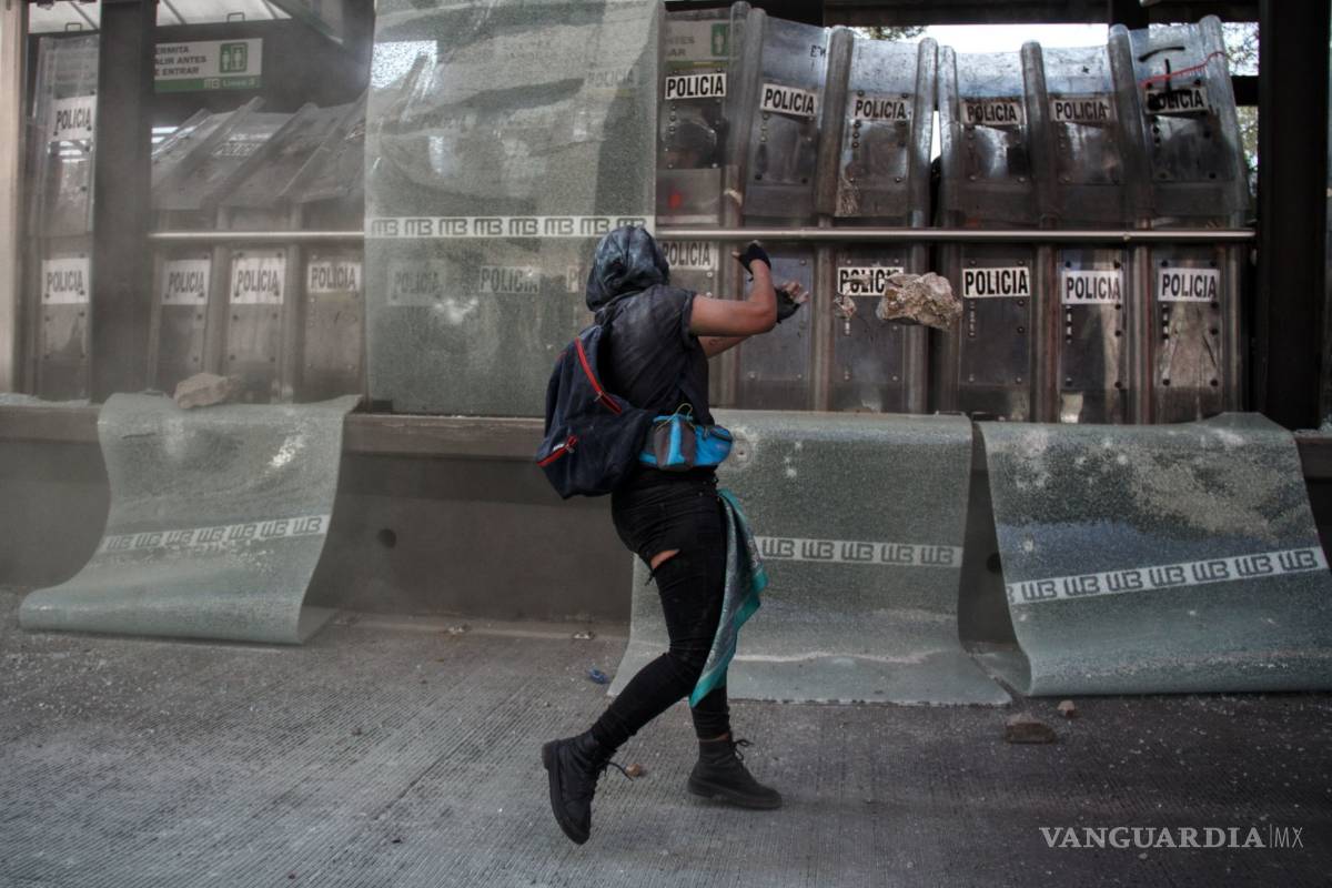 $!Mujeres se proponen matrimonio en protesta por Alexis, mientras policías las rodeaban