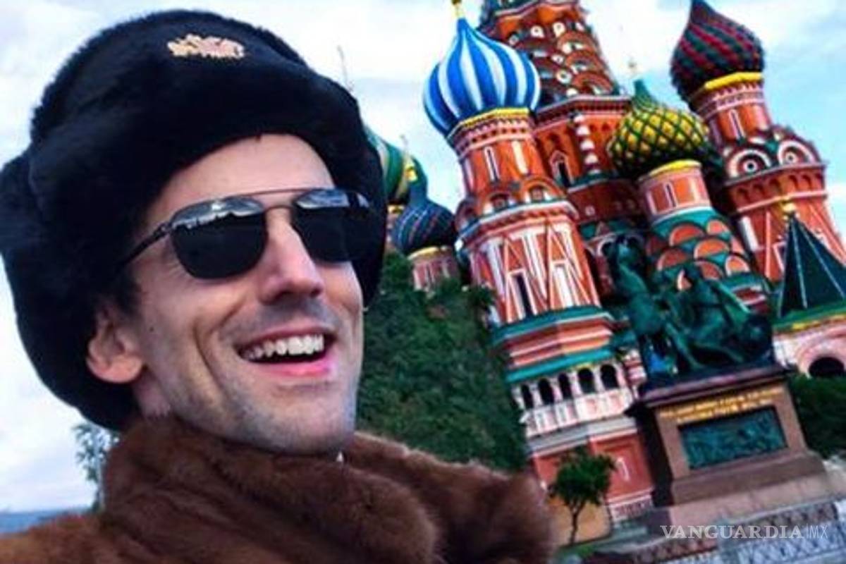 "Chava Iglesias" de "Club de Cuervos" regresa y se va de viaje a Rusia